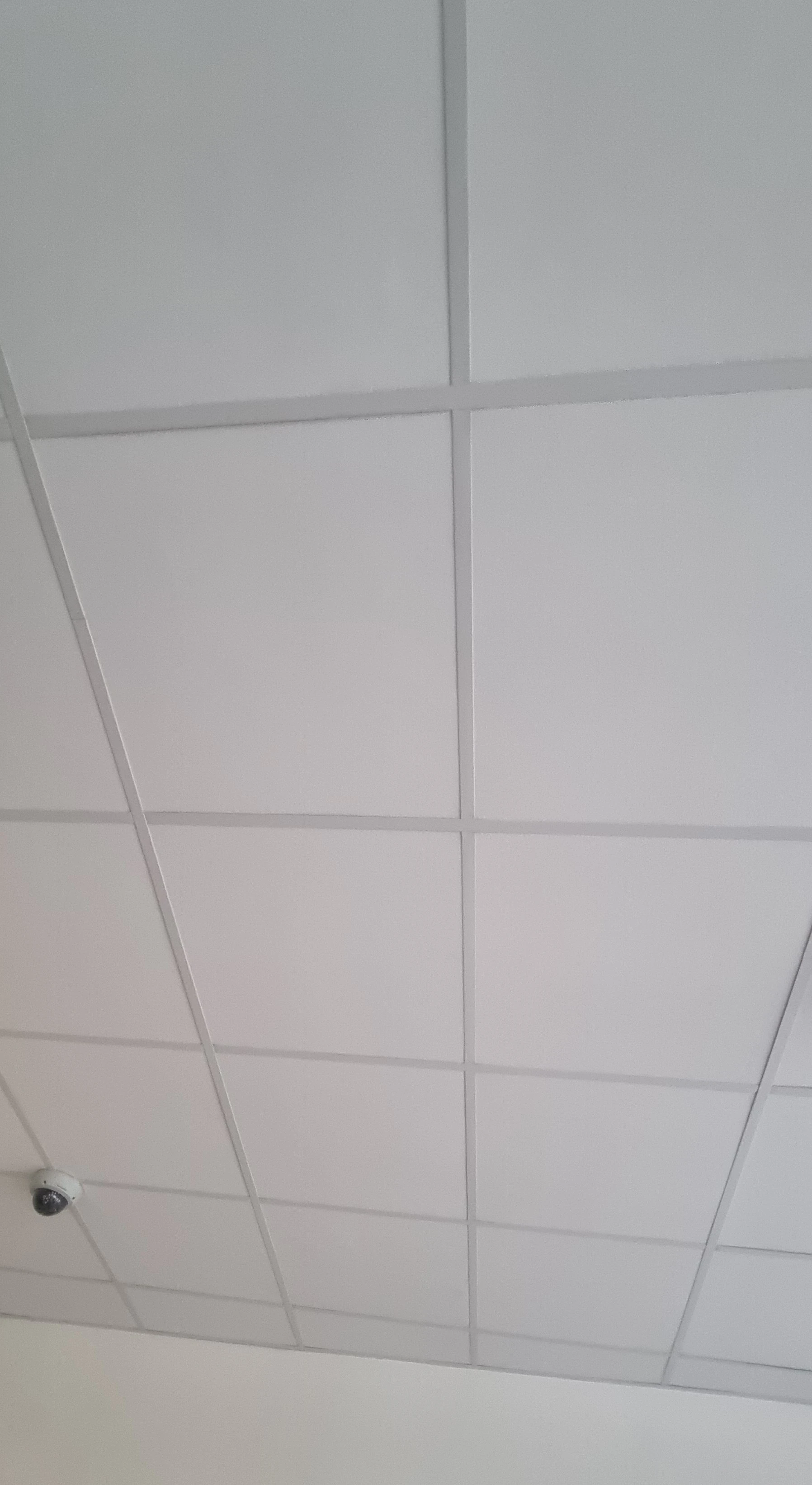 Photo réalisée par Diag Innov représentant des dalles de faux plafond potentiellement amiantées