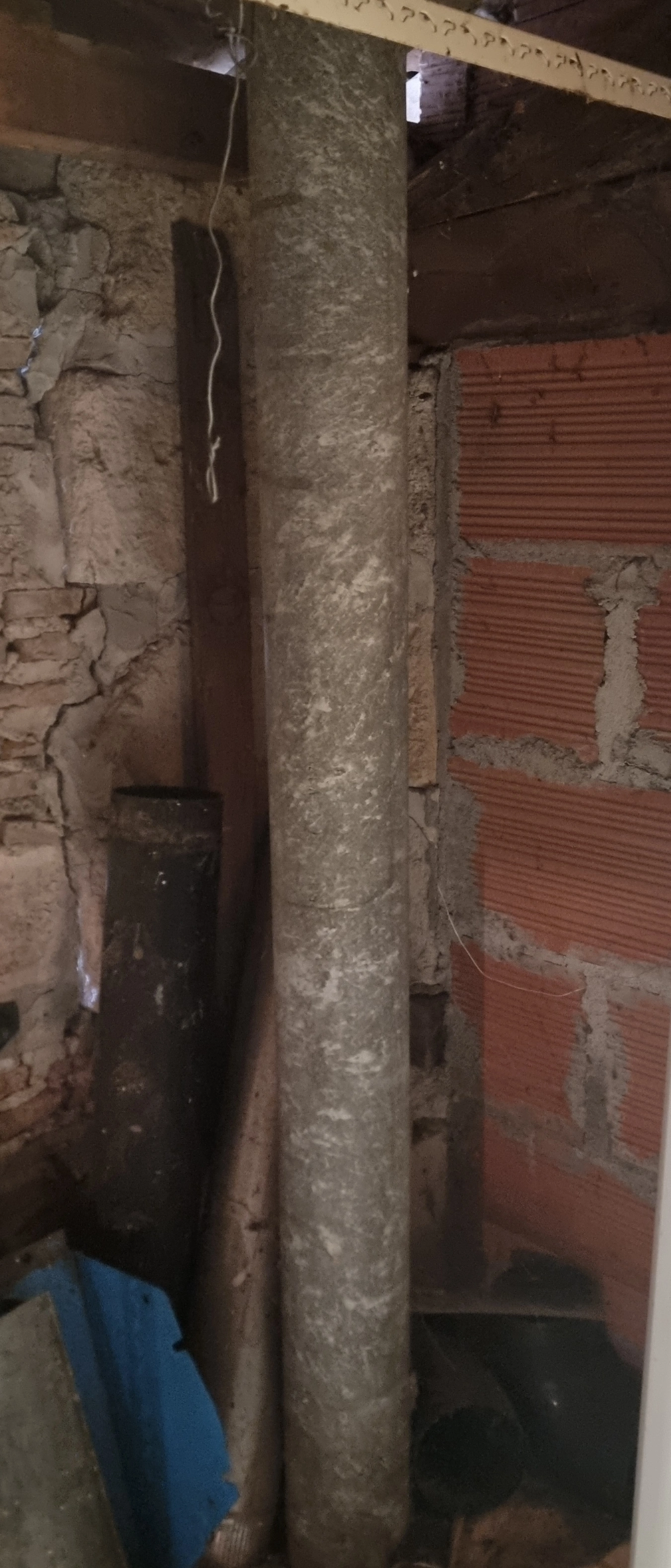 Photo réalisée par Diag Innov représentant une canalisation potentiellement amiantée