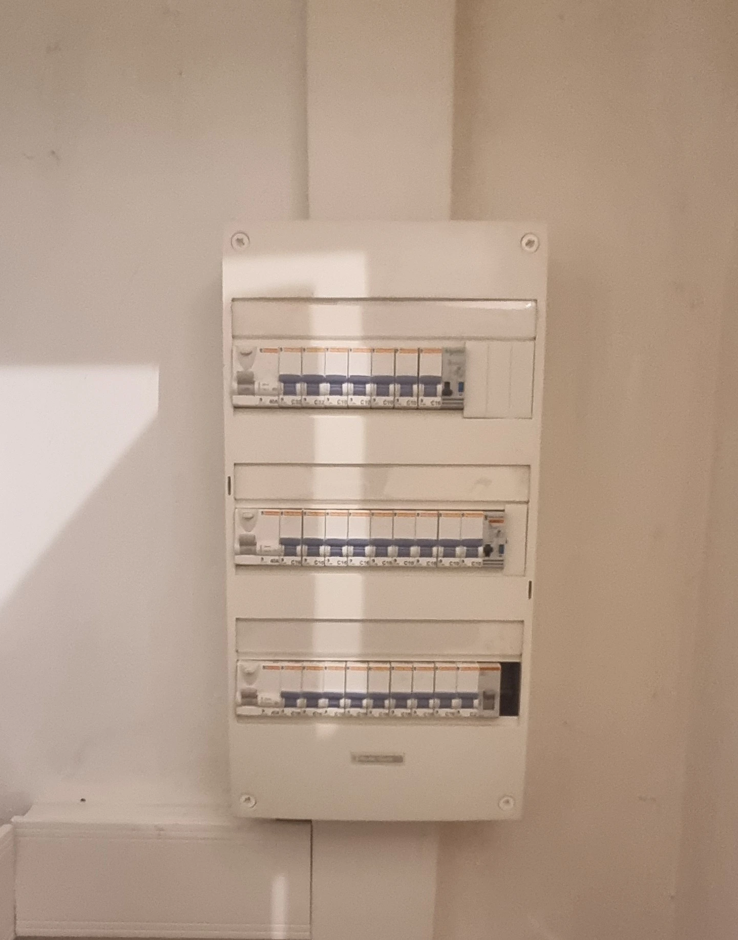 Photo réalisée par Diag Innov représentant un tableau électrique d'un logement d'habitation